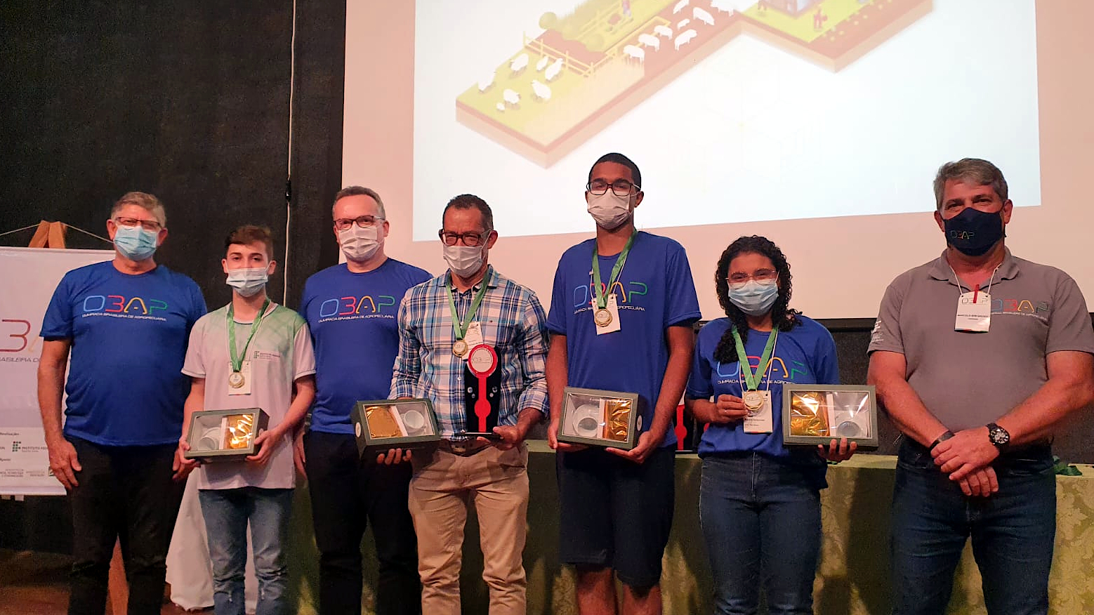 Dirigentes da Rede Federal cumprimentam estudantes premiados na 10ª Obap